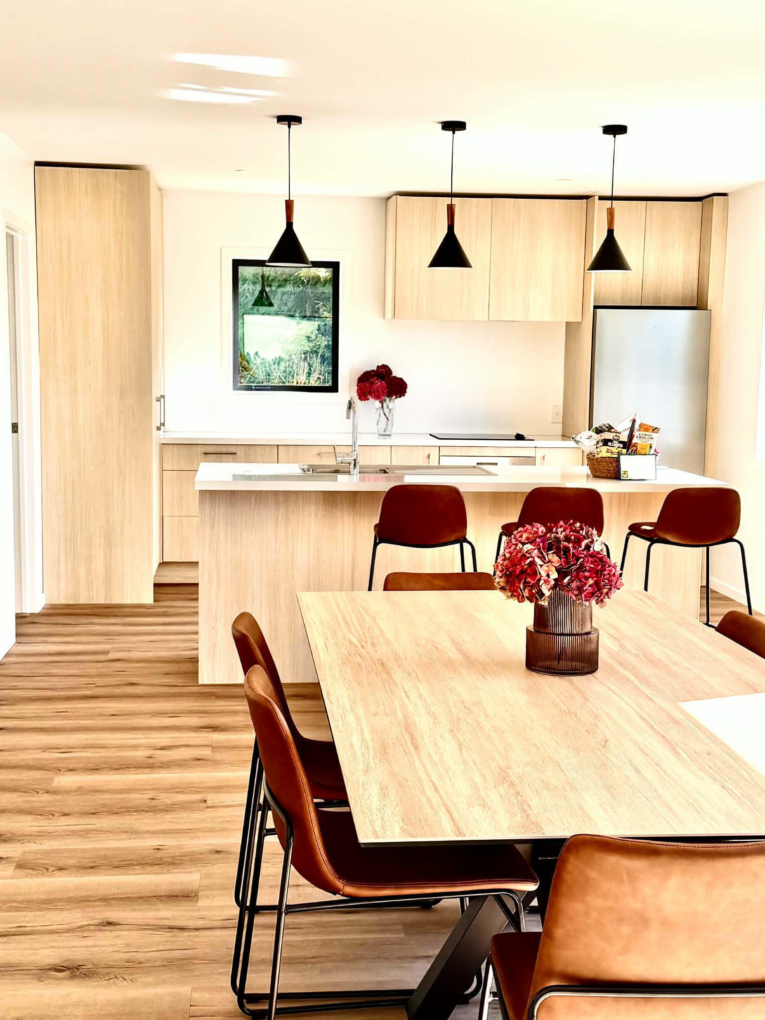 Dining table and well-equipped kitchen