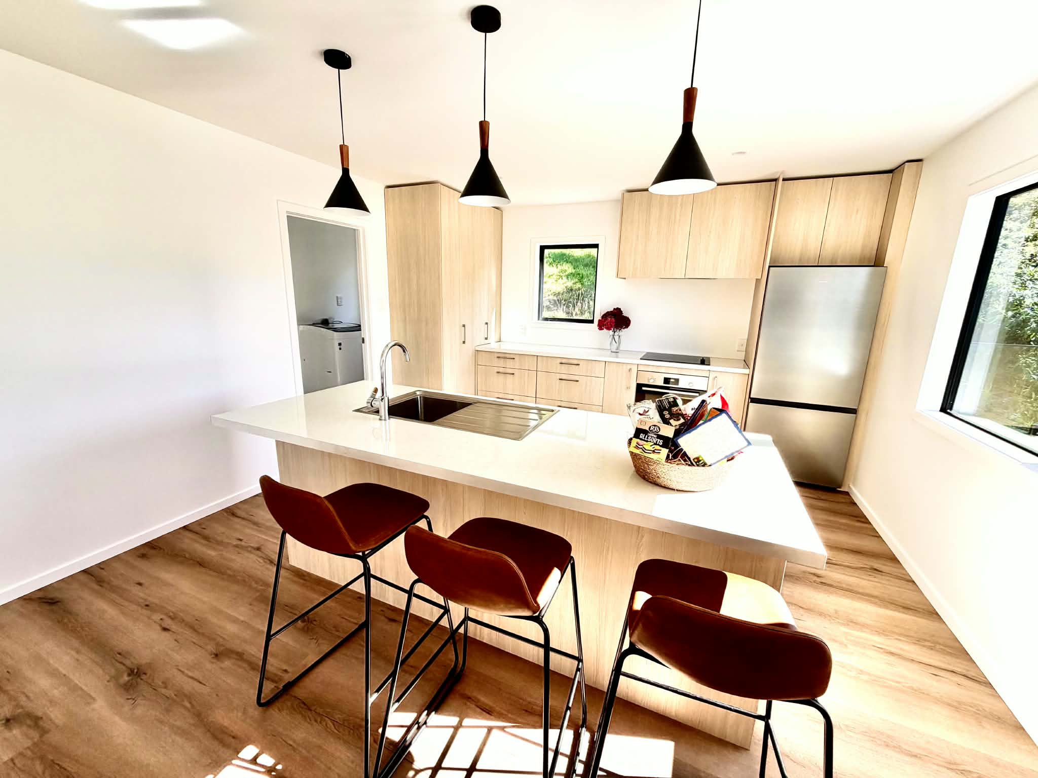 Modern full kitchen and breakfast bar